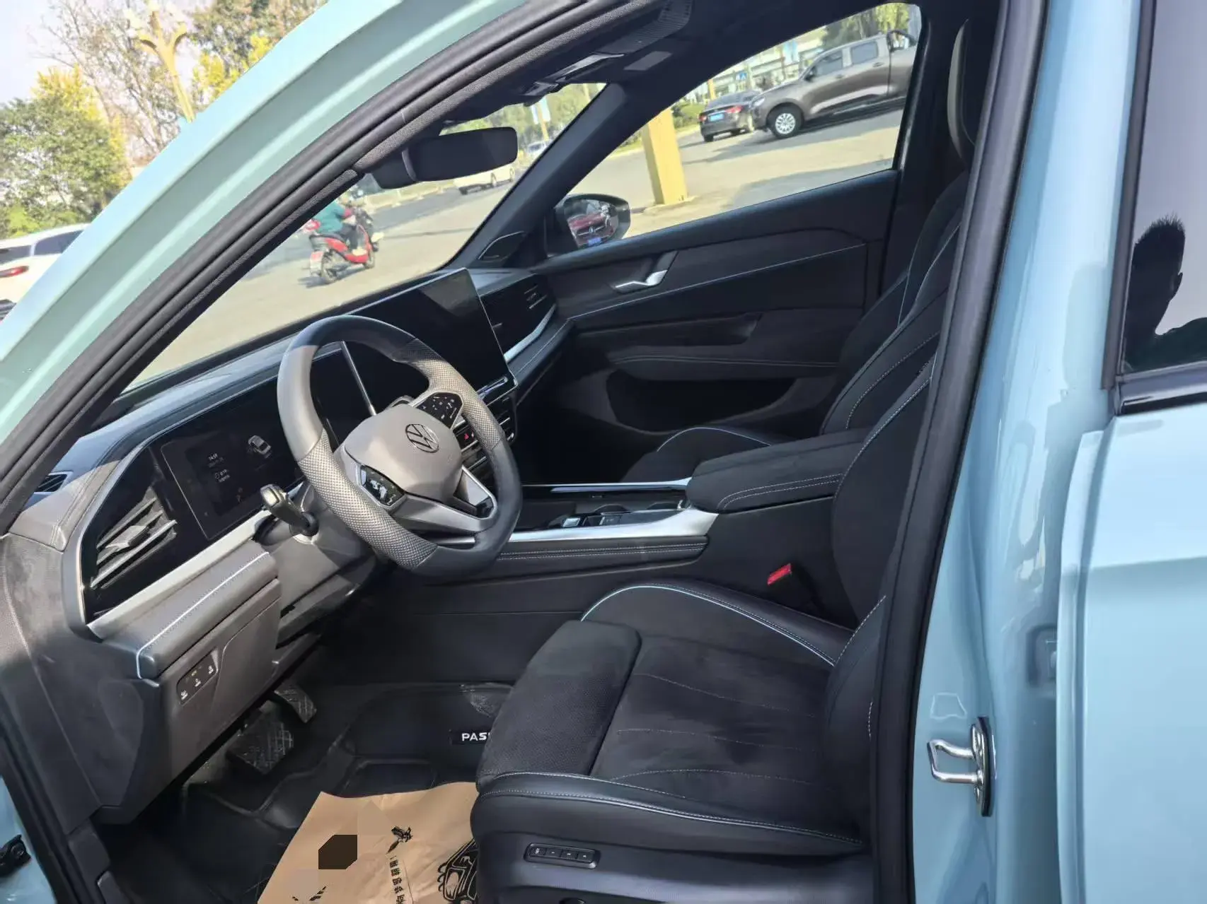 2025 VOLKSWAGEN PASSAT thumbnail 3