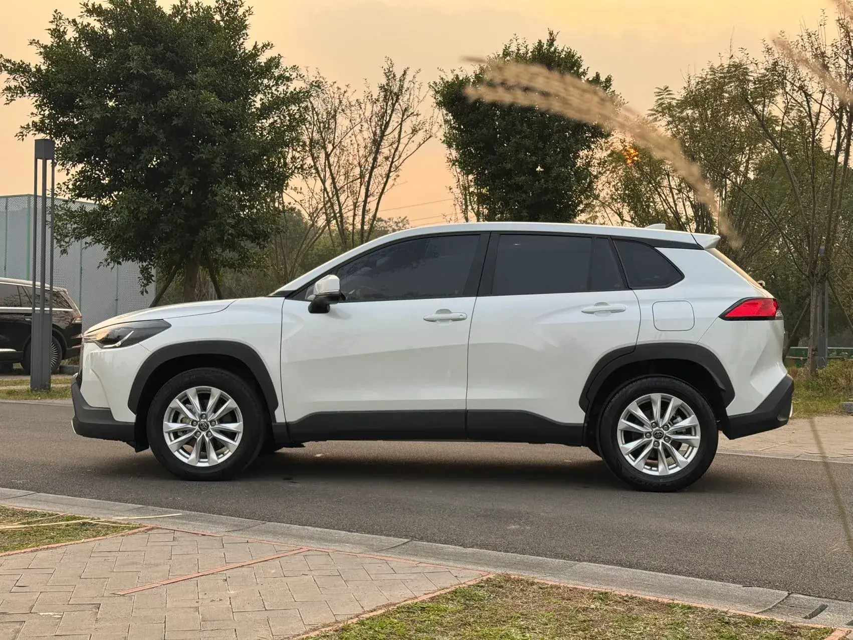 2023 TOYOTA COROLLA thumbnail 3