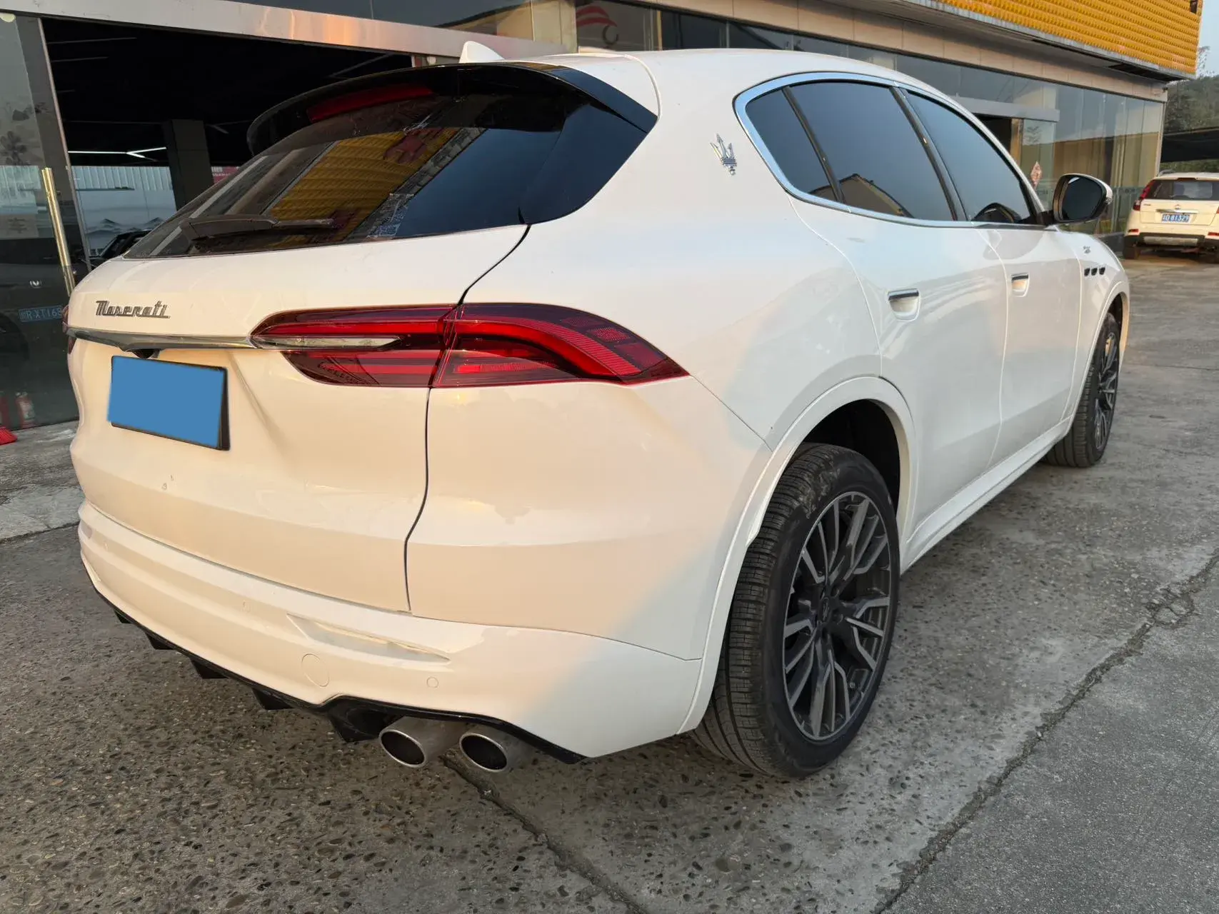2022 MASERATI LEVANTE thumbnail 4