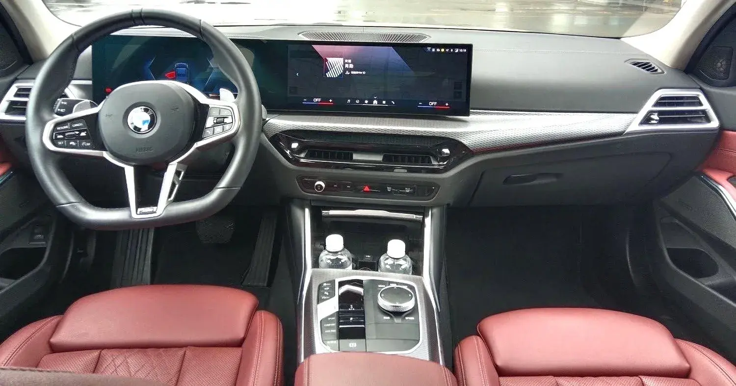 2025 BMW 3 thumbnail 3