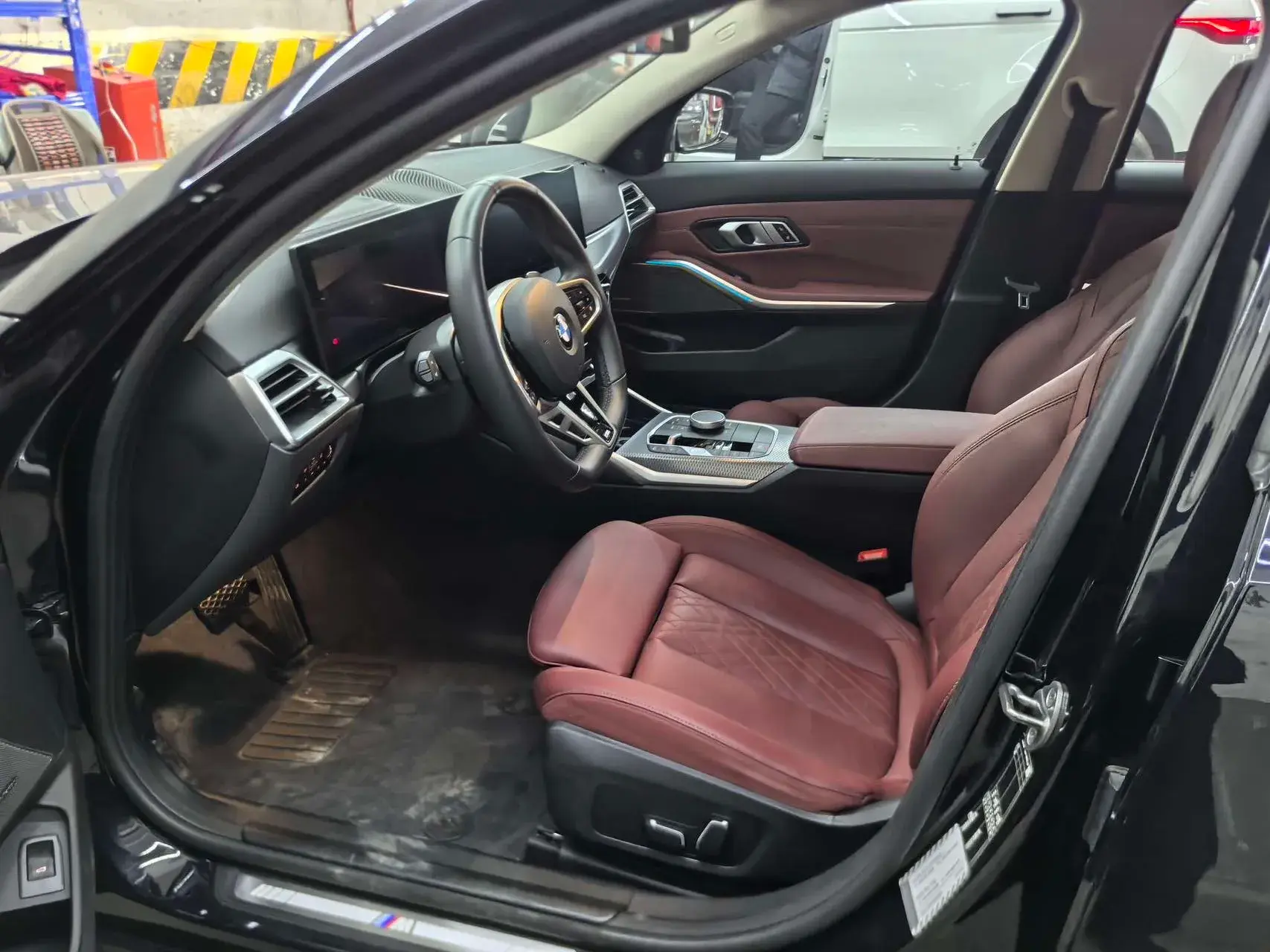 2025 BMW 3 thumbnail 2