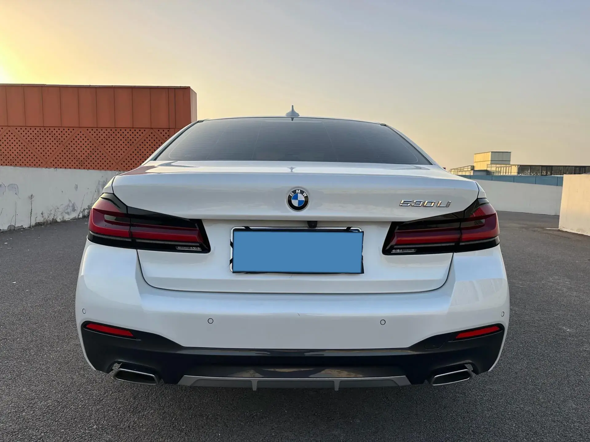 2023 BMW 5 thumbnail 2