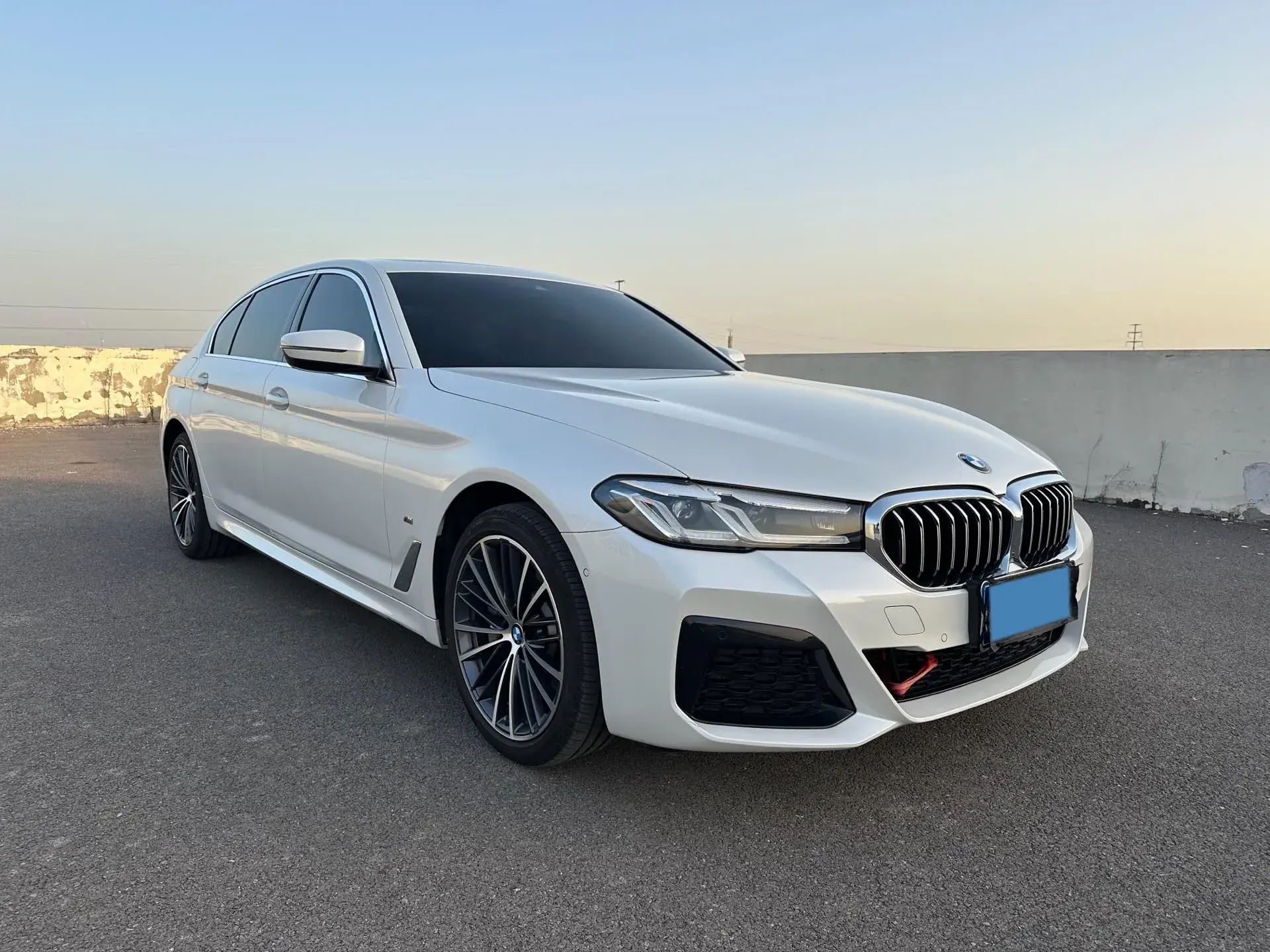 2023 BMW 5 thumbnail 4