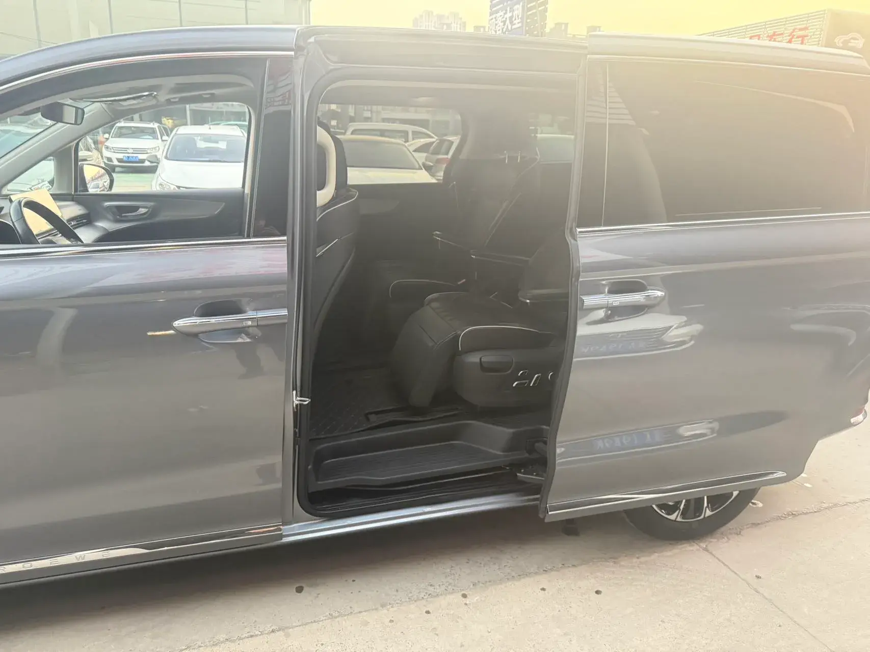 2021 ROEWE IMAX8 thumbnail 3