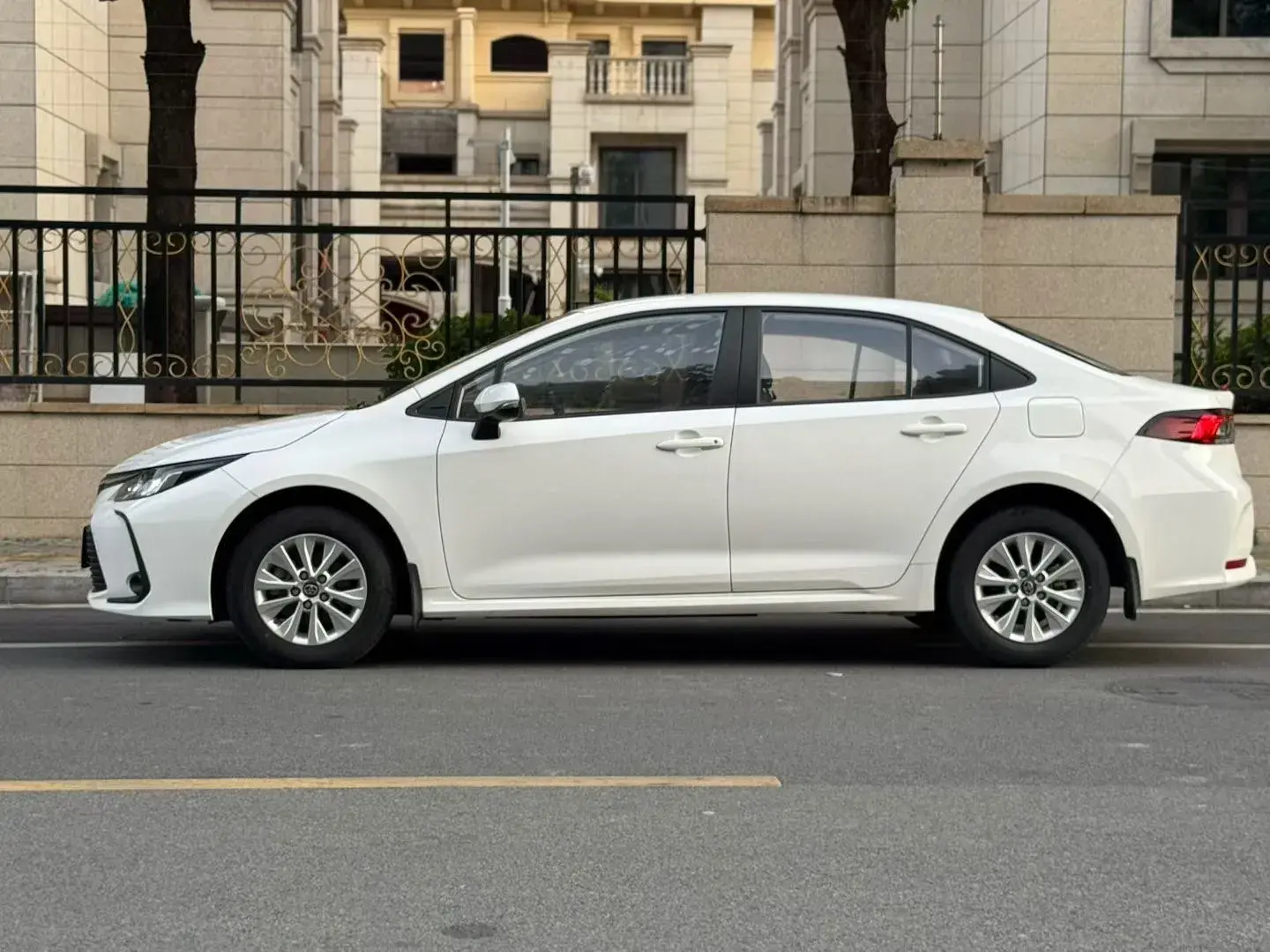 2019 TOYOTA COROLLA thumbnail 3