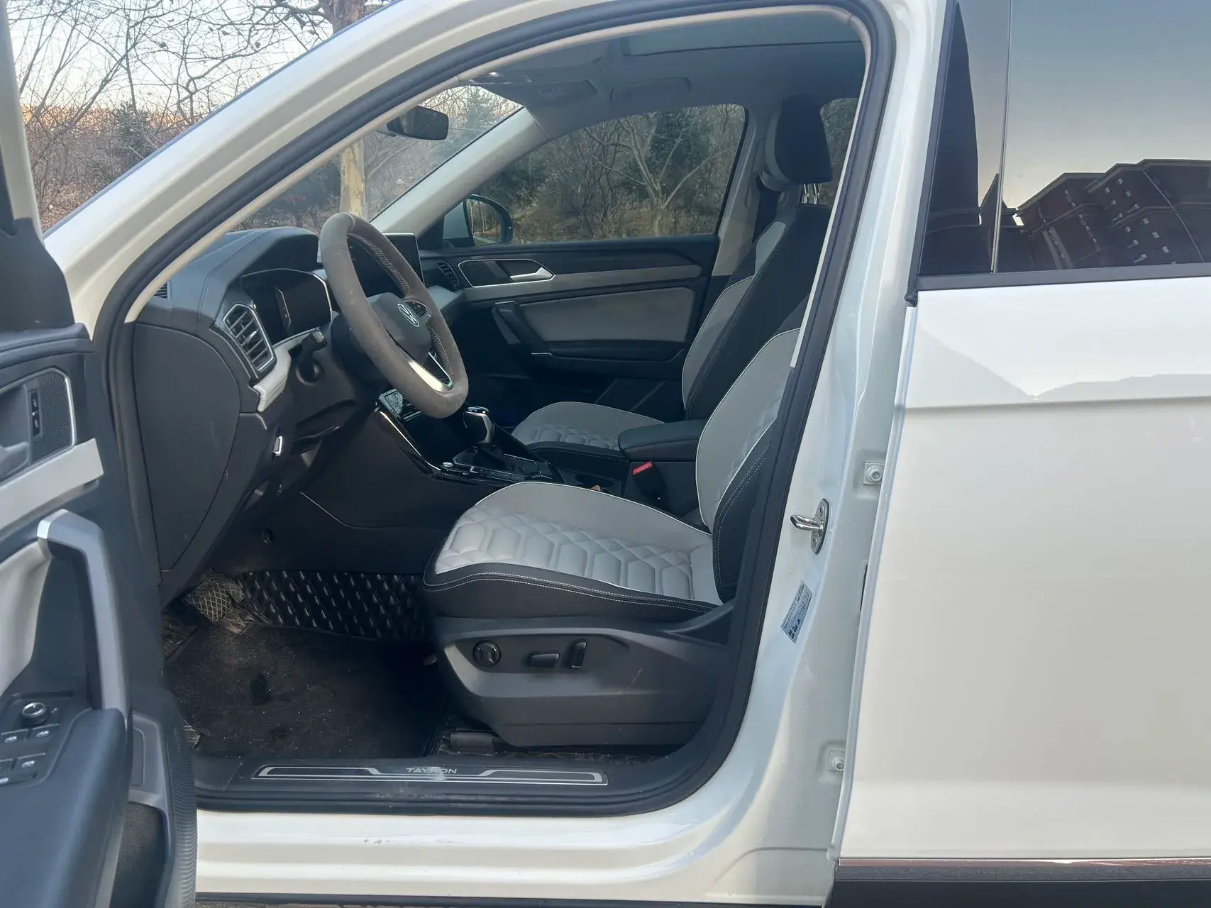 2023 VOLKSWAGEN TAYRON thumbnail 3