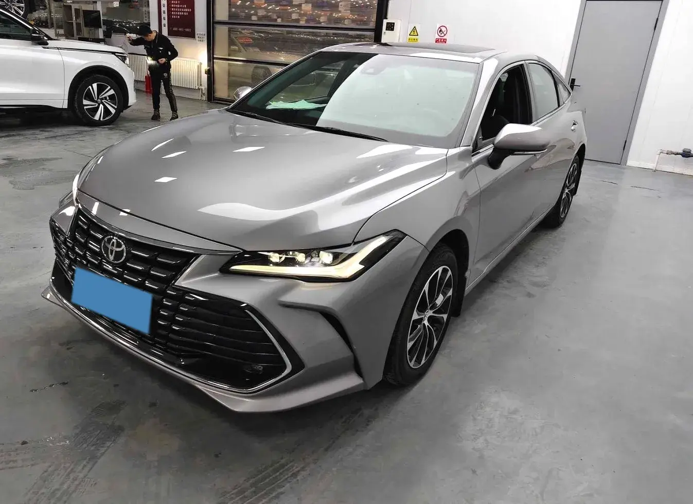 2022 TOYOTA AVALON view 1