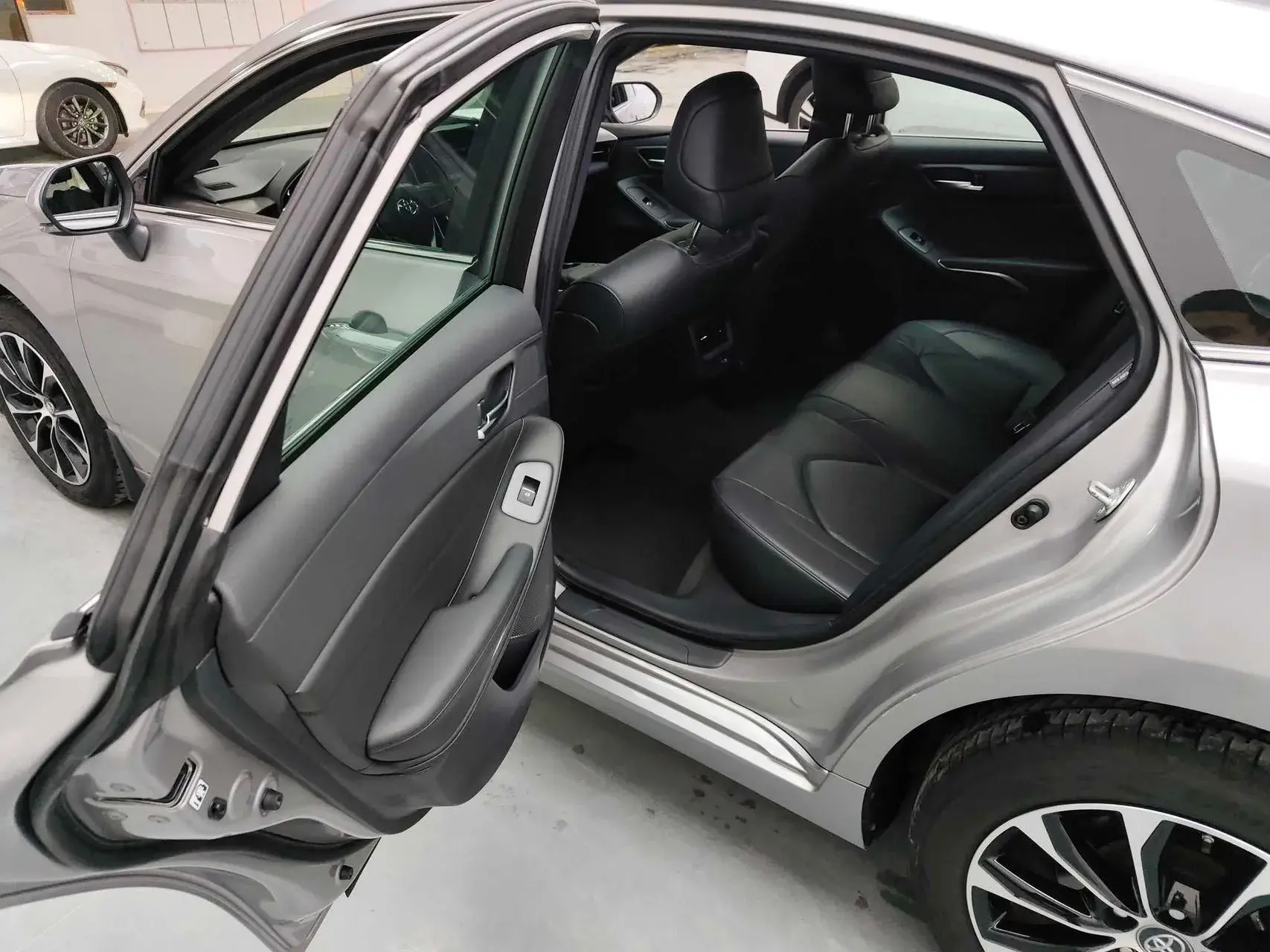 2022 TOYOTA AVALON thumbnail 3