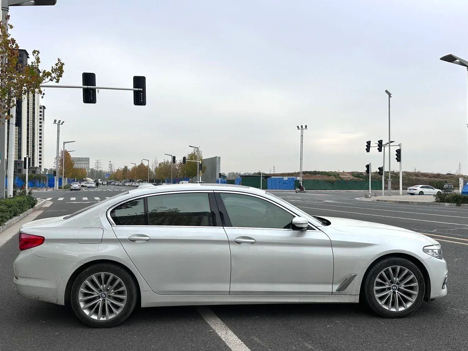 2020 BMW 5 thumbnail 4