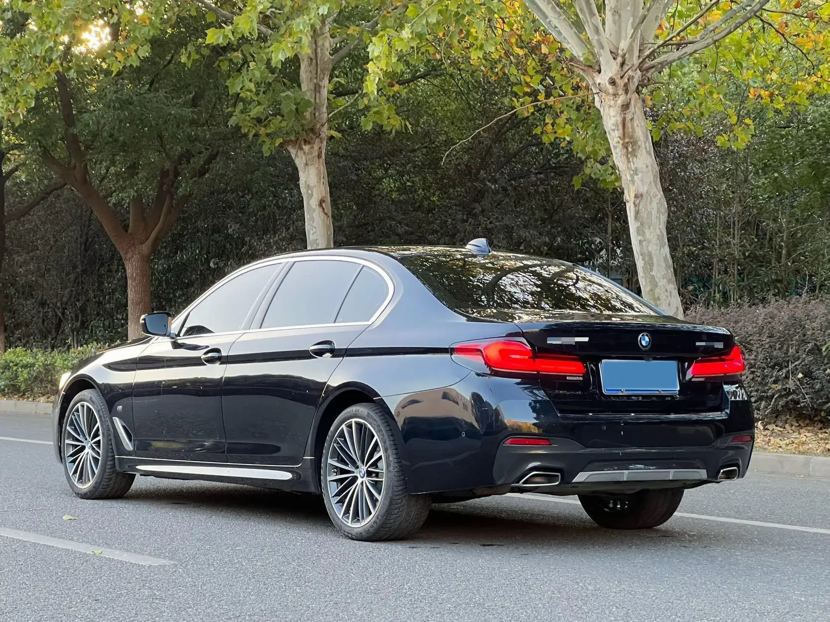 2021 BMW 5 thumbnail 4