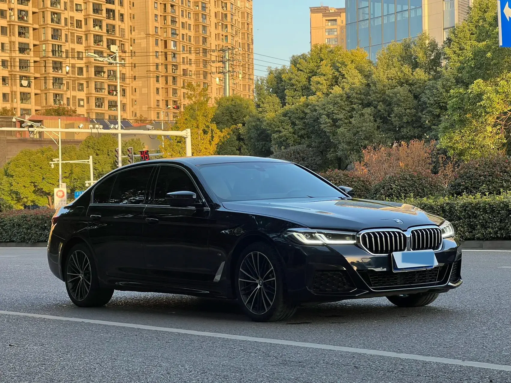 2021 BMW 5 thumbnail 3