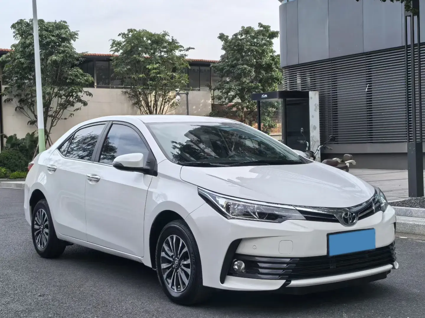 2018 TOYOTA COROLLA thumbnail 3