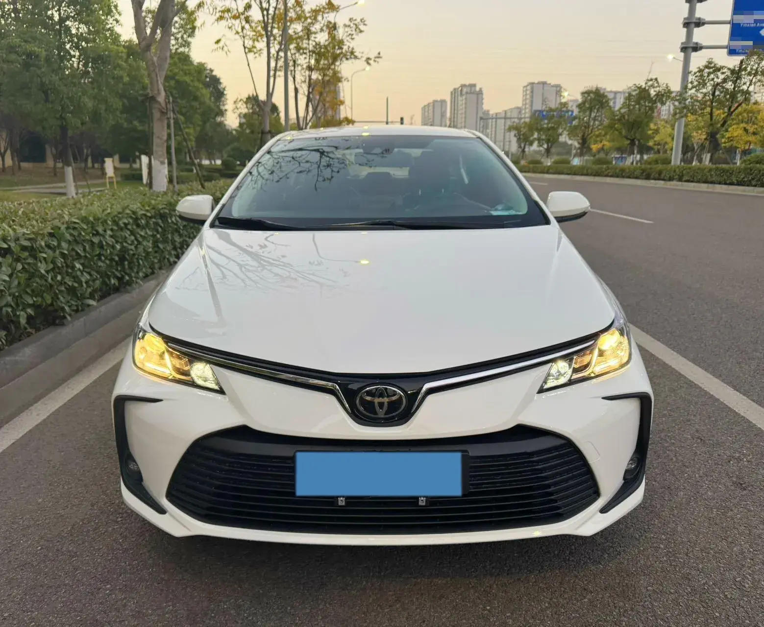 2019 TOYOTA COROLLA thumbnail 2