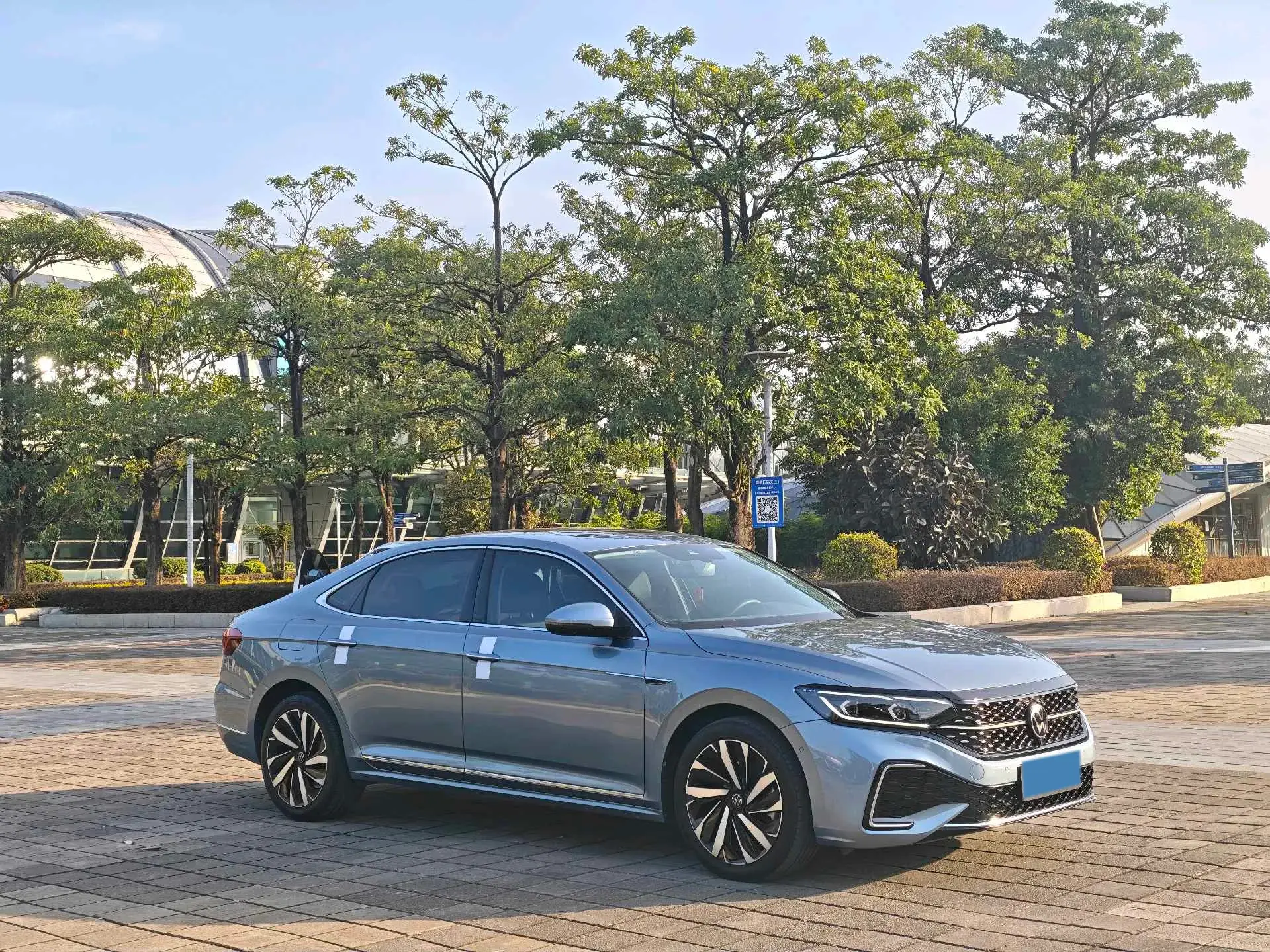 2022 VOLKSWAGEN PASSAT thumbnail 4