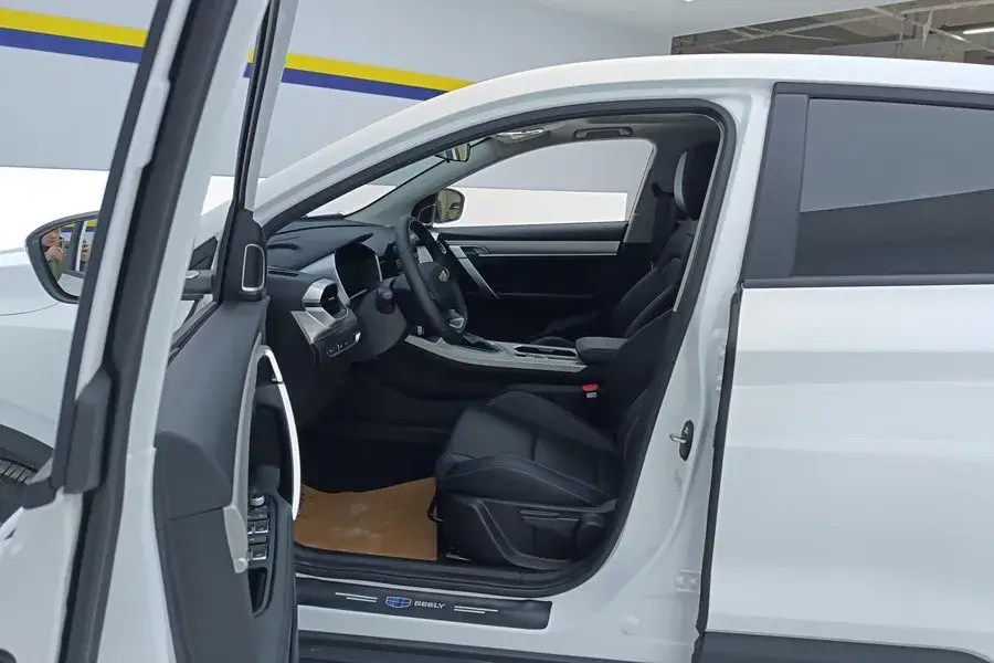 2025 GEELY COOLRAY thumbnail 4