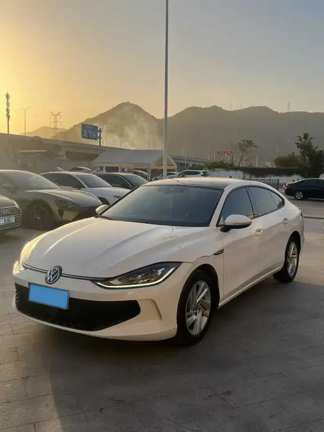 2022 VOLKSWAGEN LAMANDO view 1