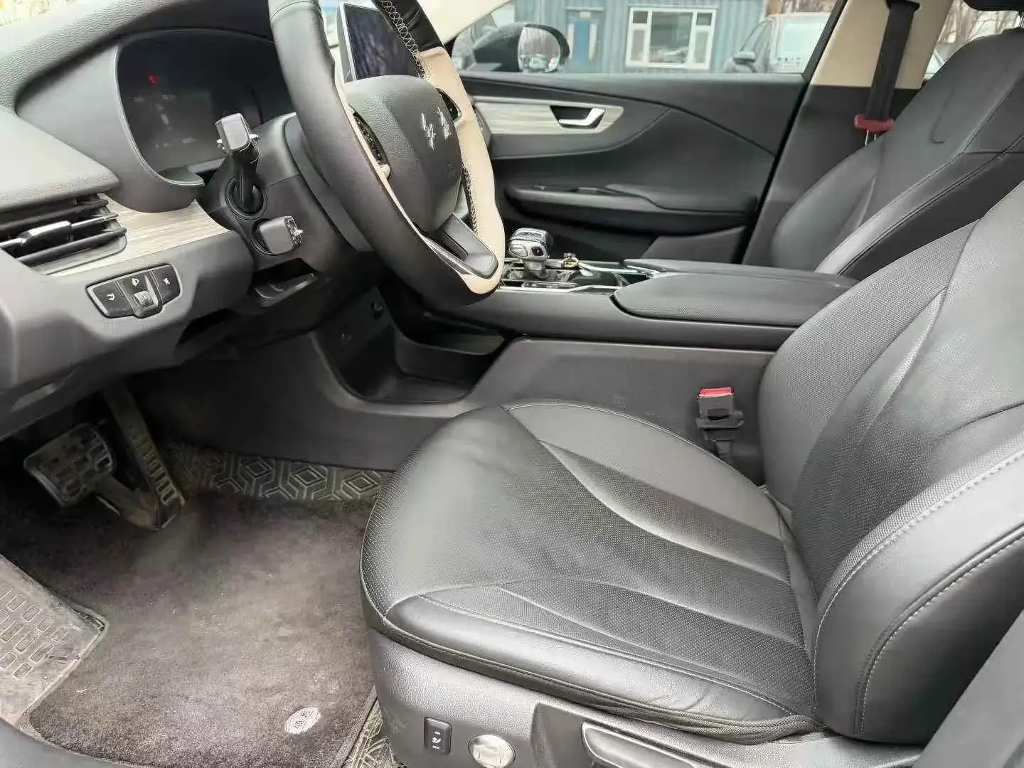 2023 HONGQI E-QM5 thumbnail 4