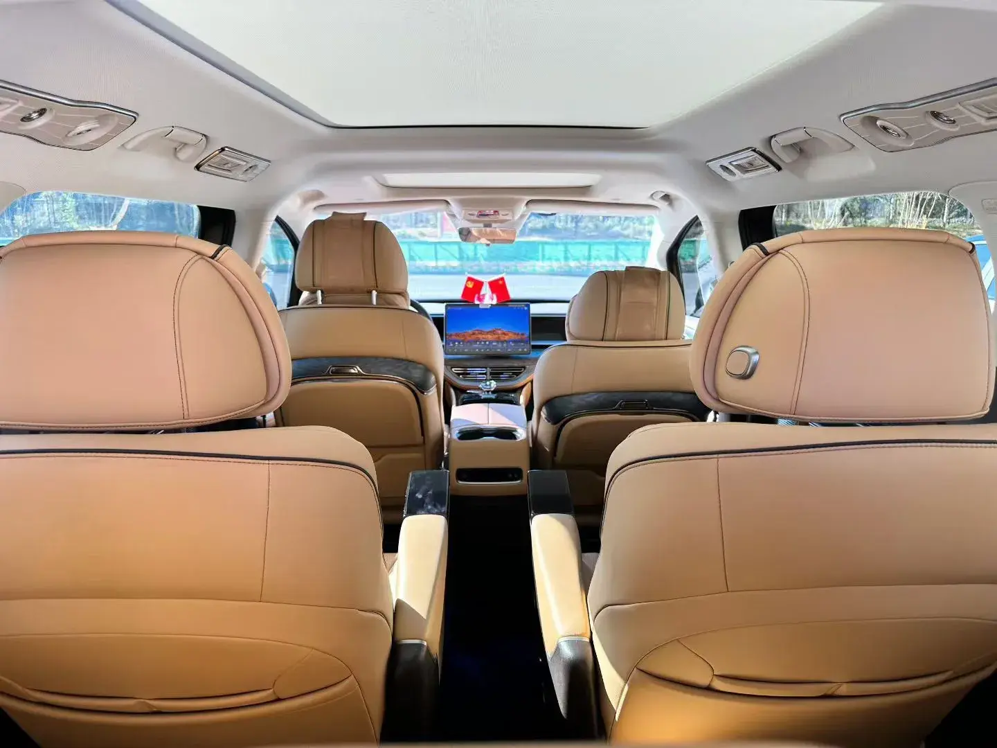 2024 DENZA D9 thumbnail 4