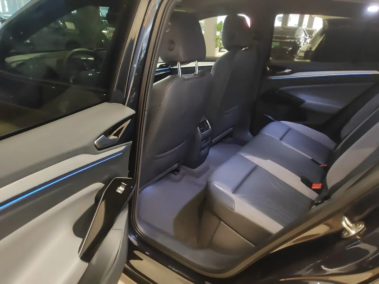 2024 VOLKSWAGEN ID.4 thumbnail 4