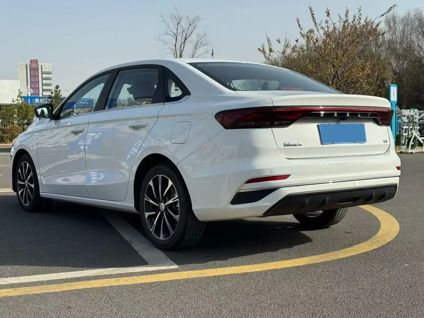 2025 GEELY EMGRAND thumbnail 4