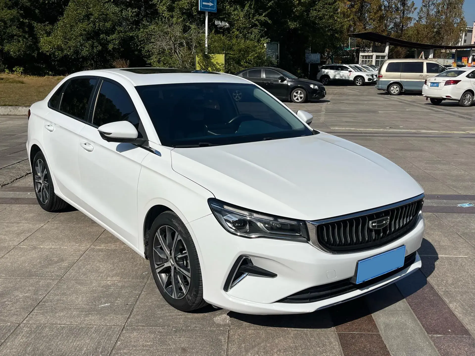 2022 GEELY EMGRAND thumbnail 3