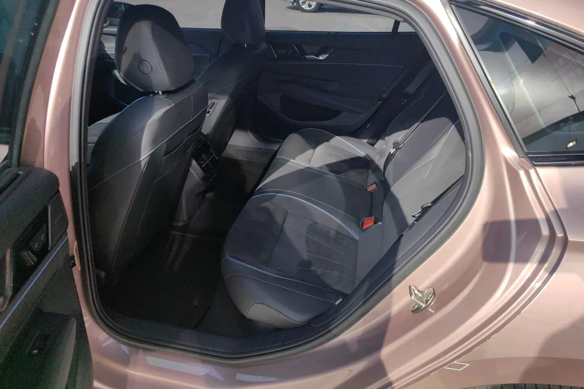 2025 VOLKSWAGEN PASSAT thumbnail 4