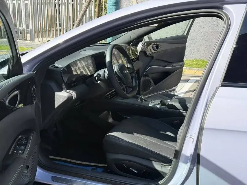 2025 BYD SEAL thumbnail 4