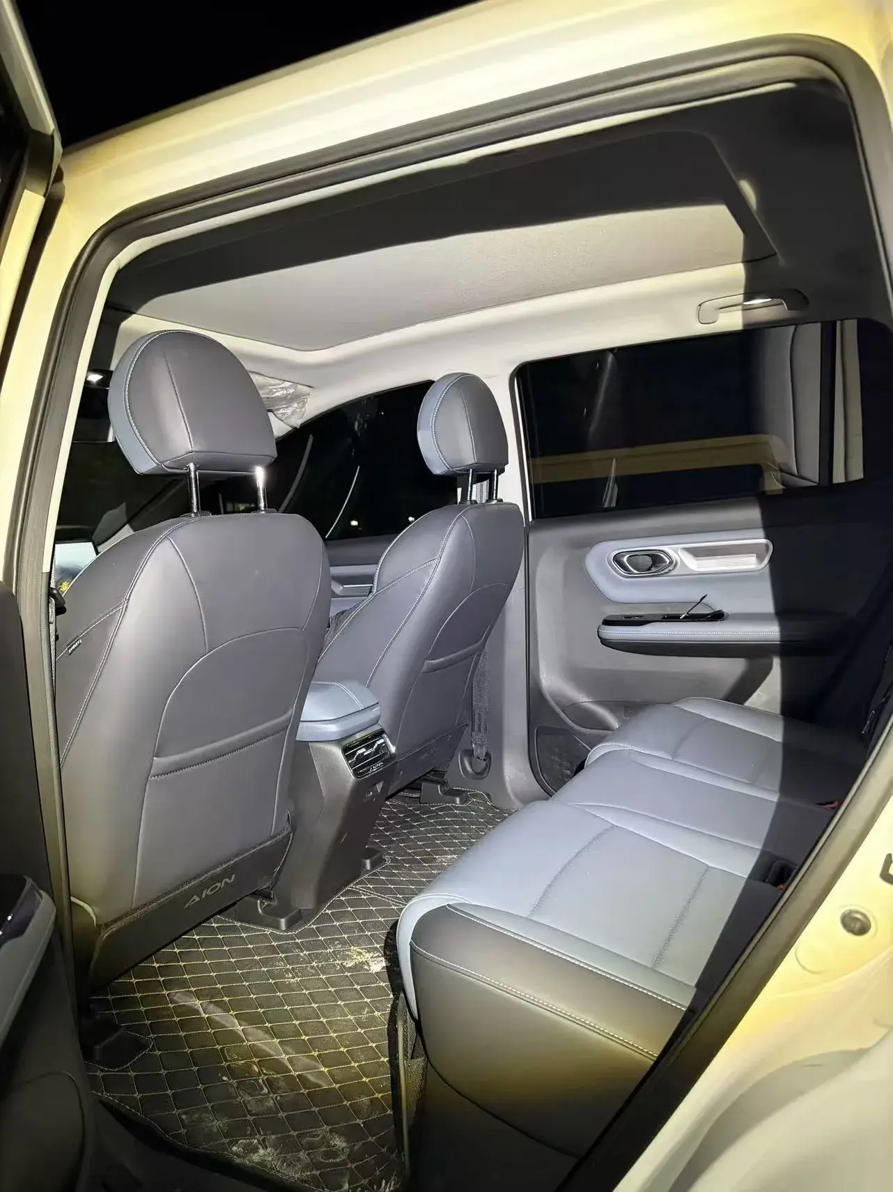 2023 AION Y thumbnail 3