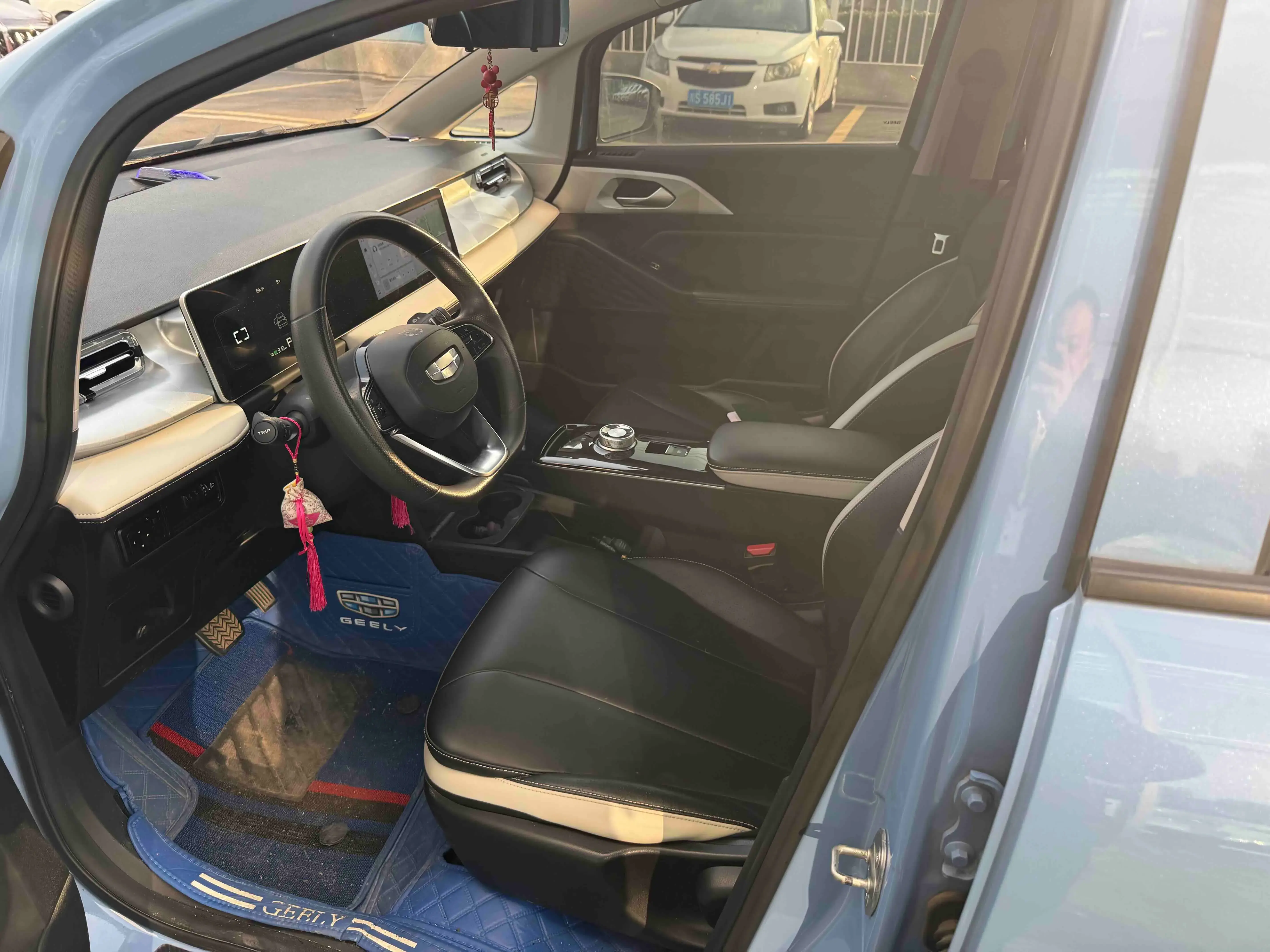 2023 GEOMETRY E thumbnail 3