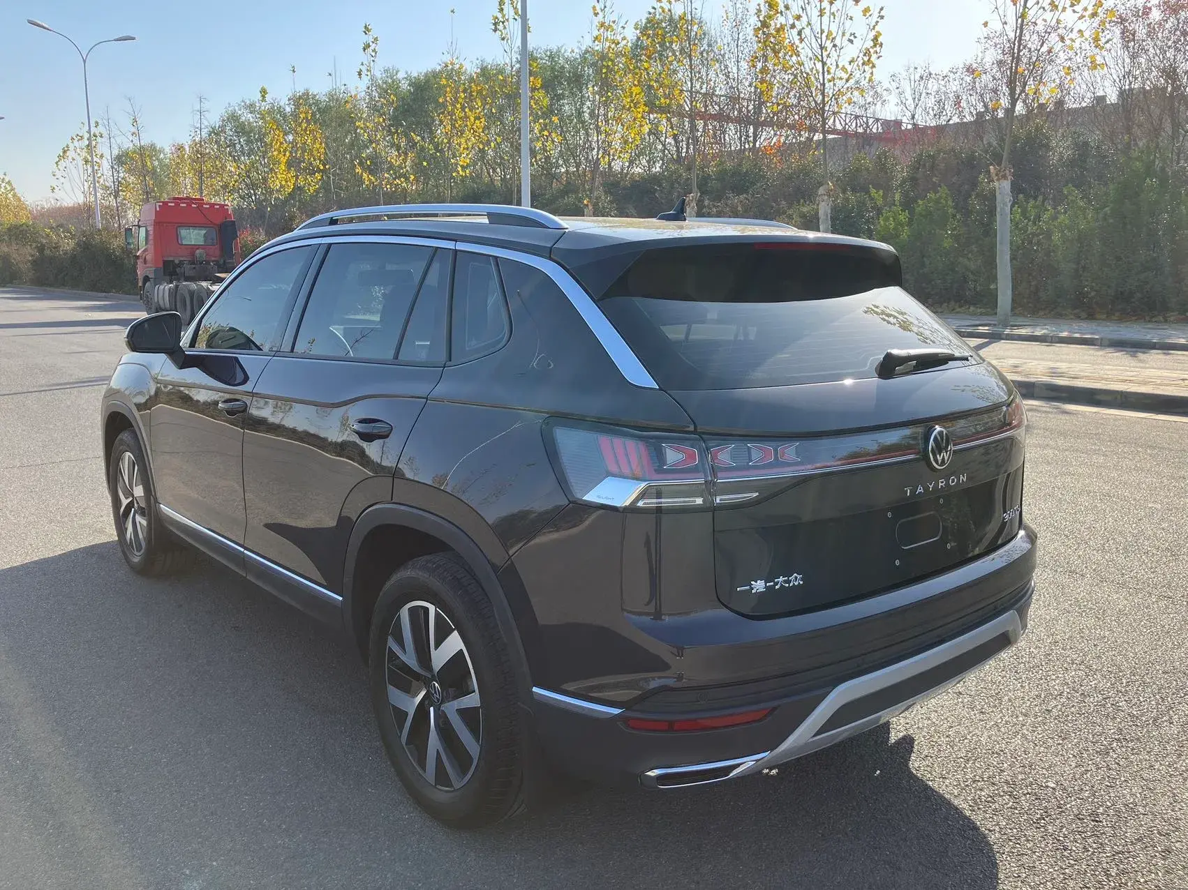 2025 VOLKSWAGEN TAYRON thumbnail 3