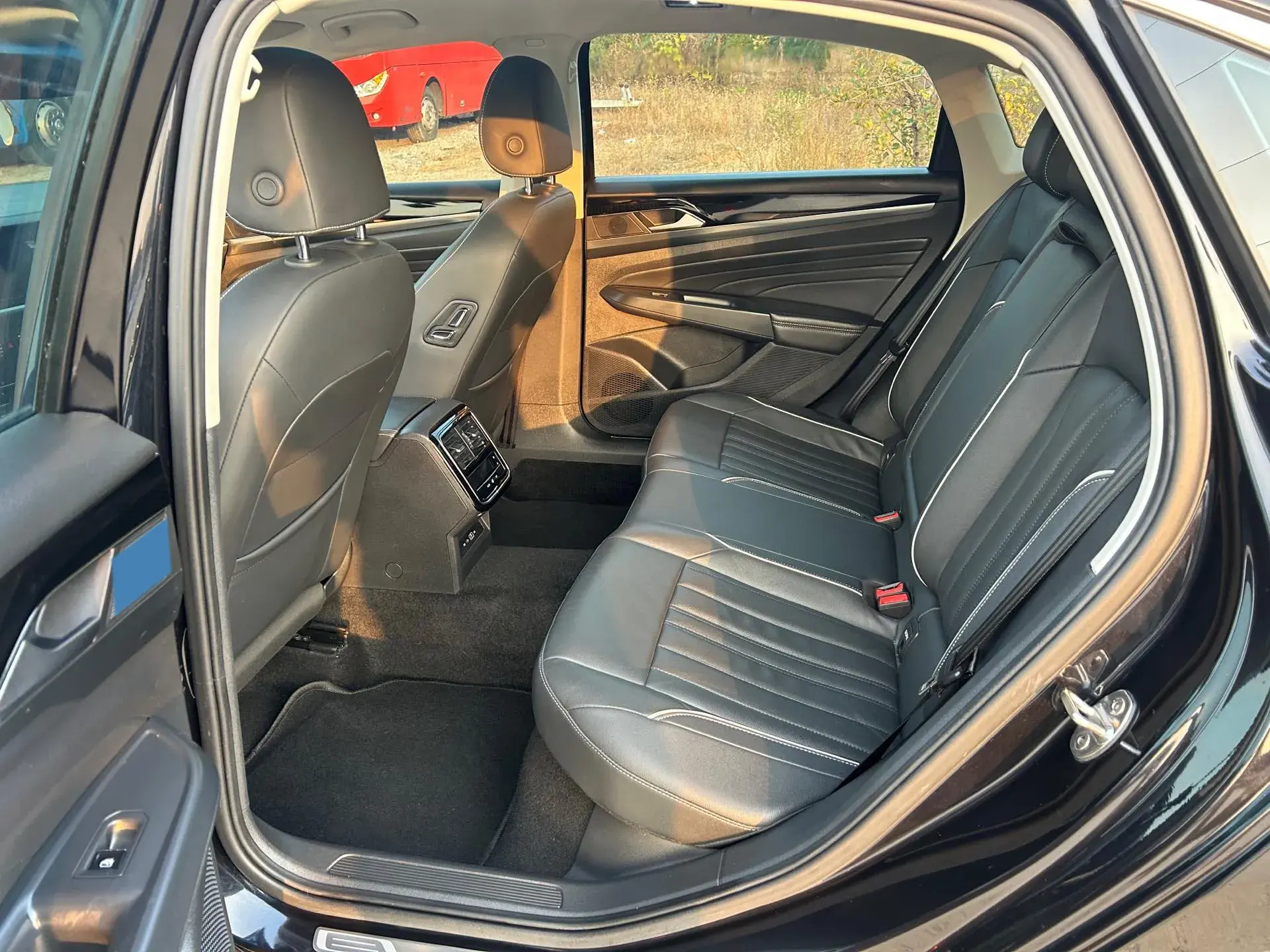 2022 VOLKSWAGEN PASSAT thumbnail 4