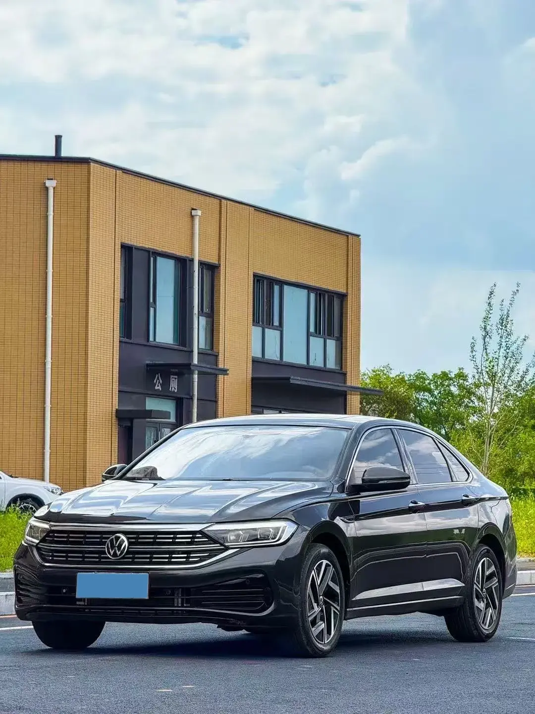 2025 VOLKSWAGEN SAGITAR view 1