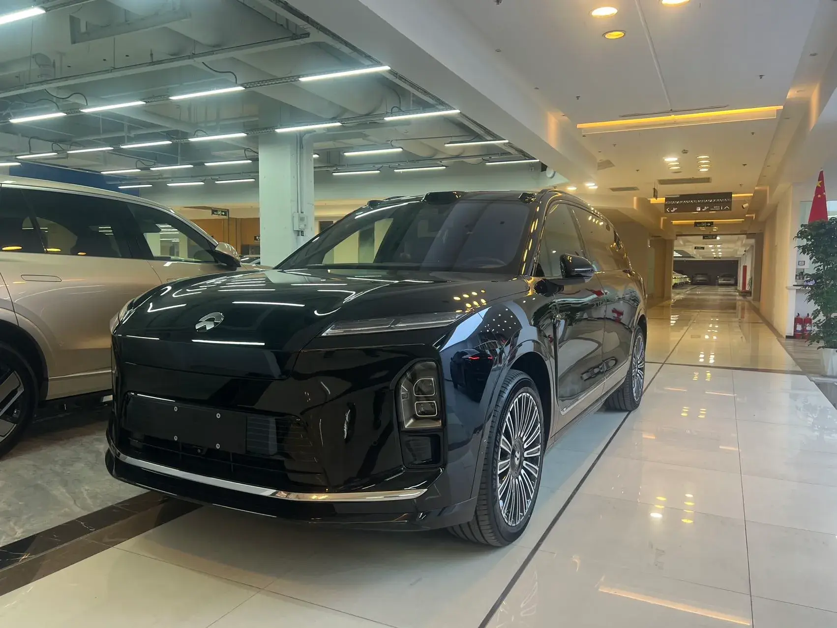 2023 NIO ES8 view 1