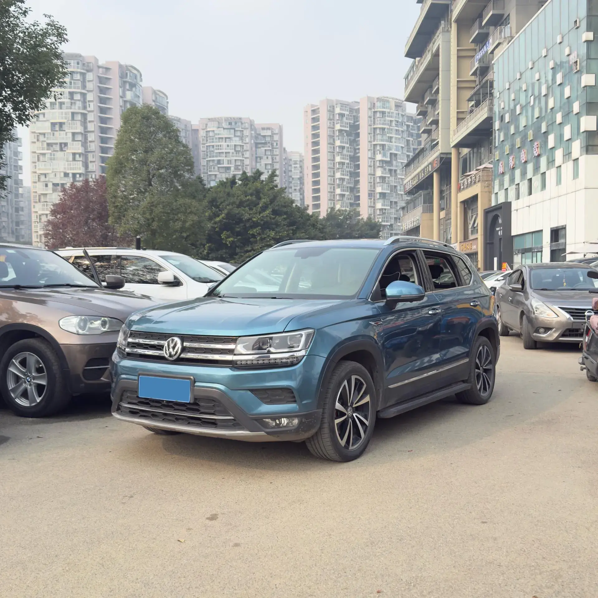 2019 VOLKSWAGEN THARU view 1
