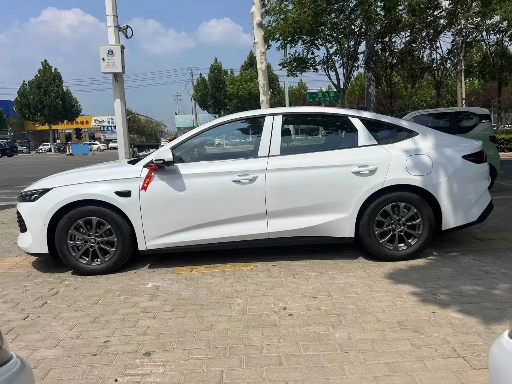 2025 BYD QINL thumbnail 3