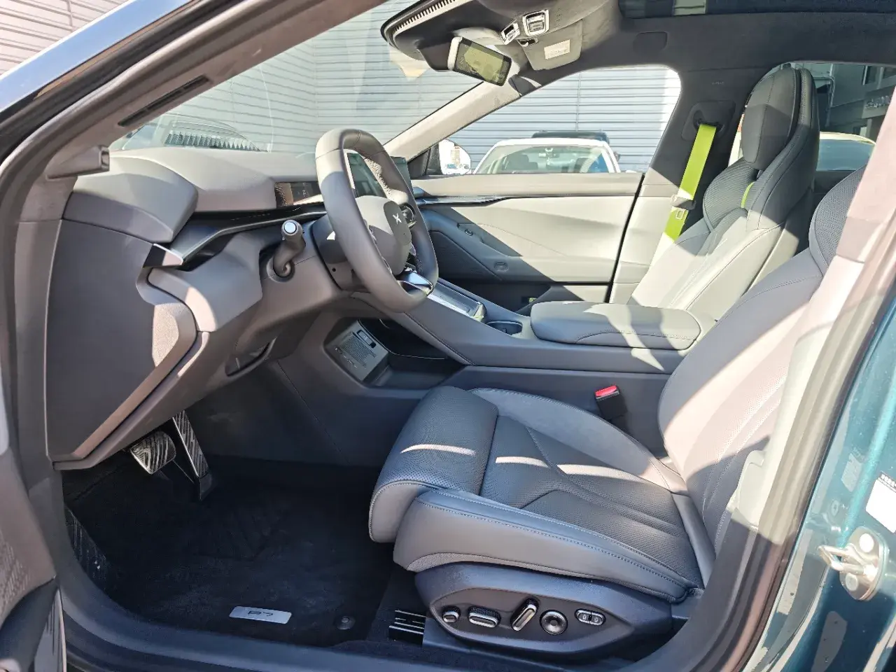 2025 XPENG P7 thumbnail 4