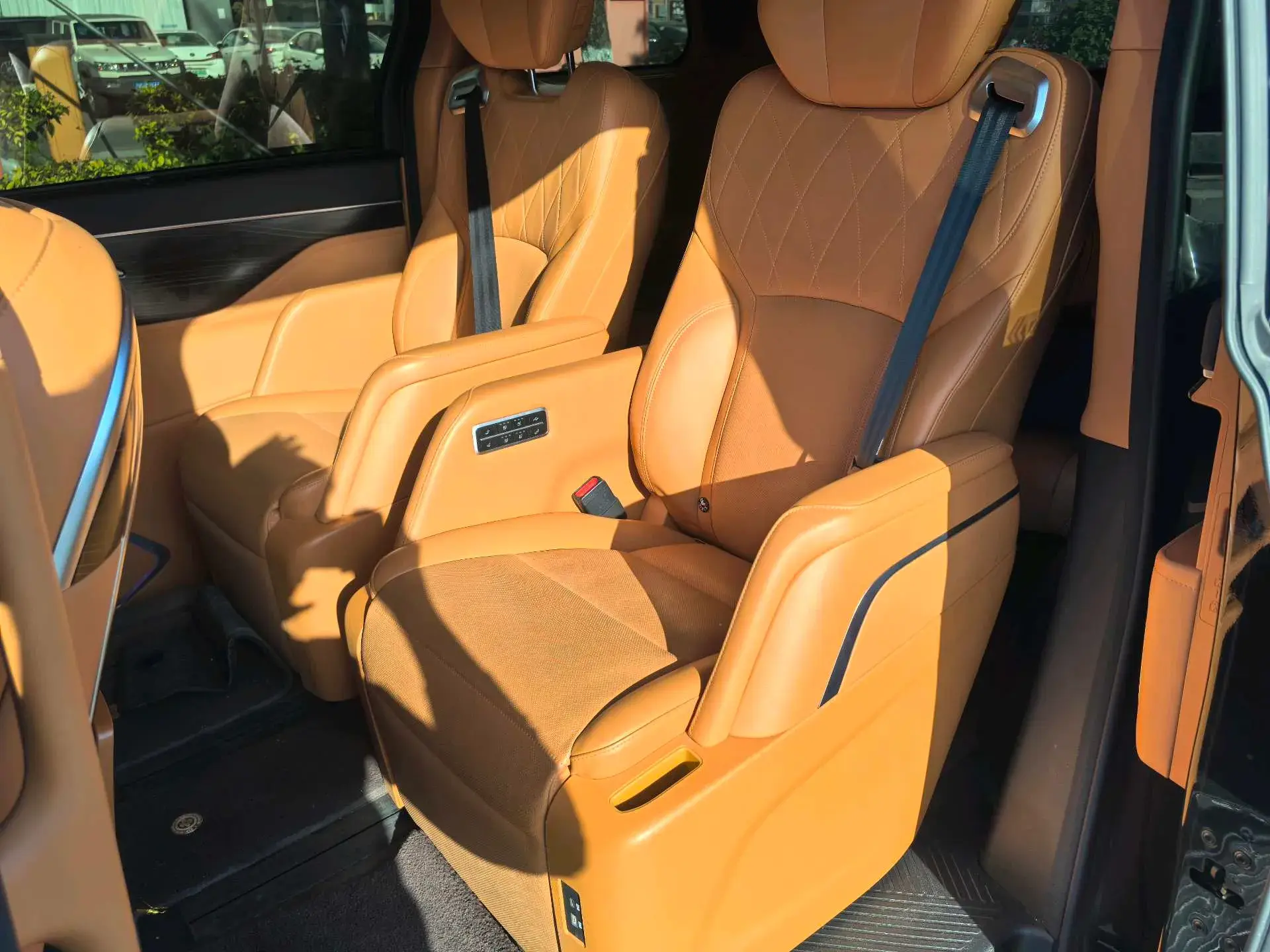 2024 HONGQI HQ9 thumbnail 4