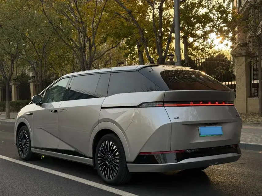 2025 XPENG X9 thumbnail 3