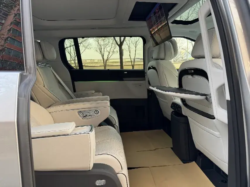 2025 XPENG X9 thumbnail 4