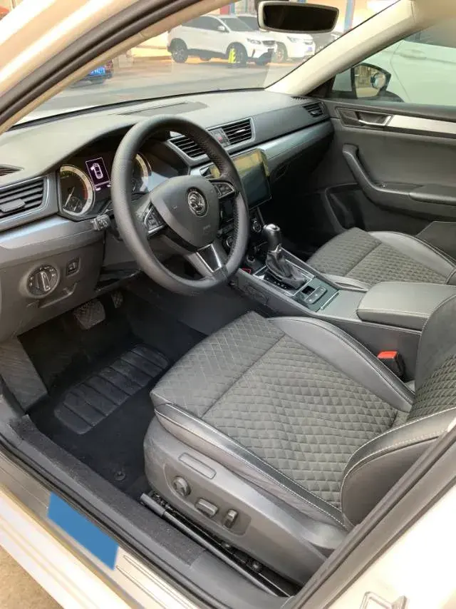 2018 SKODA SUPERB thumbnail 4