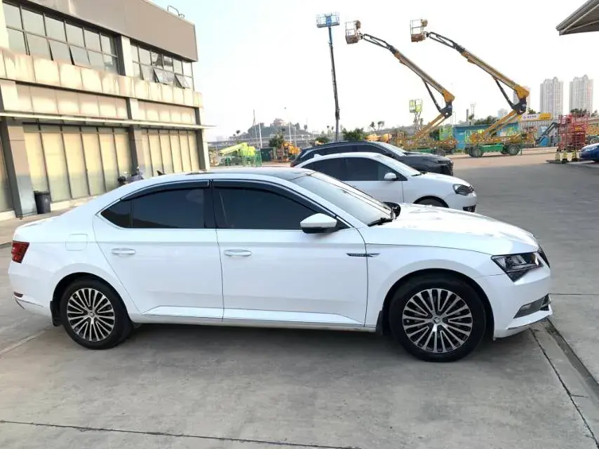 2018 SKODA SUPERB thumbnail 3