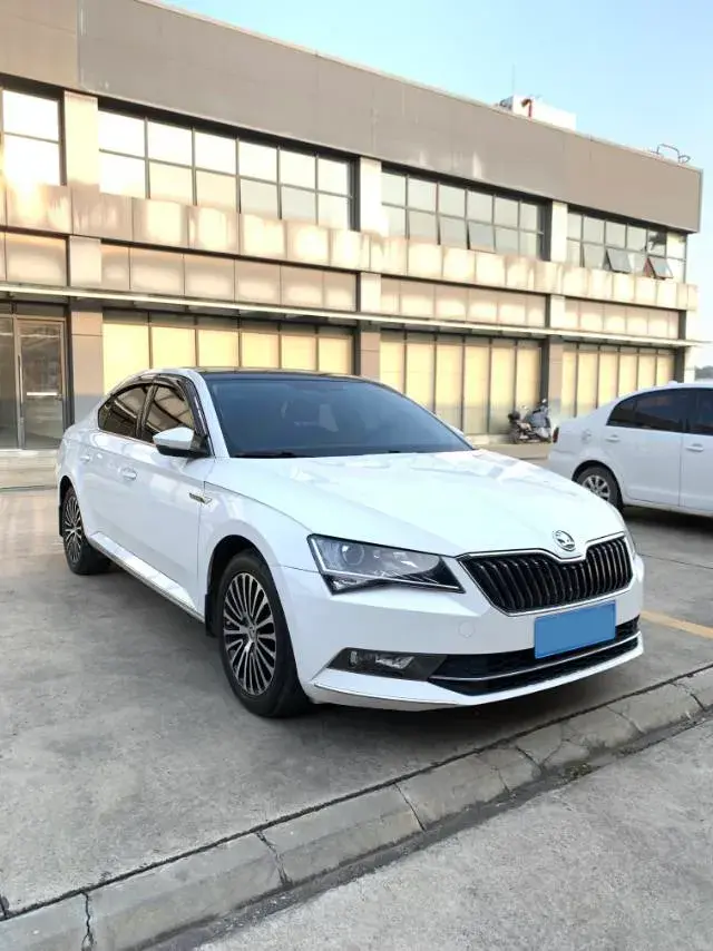 2018 SKODA SUPERB thumbnail 2