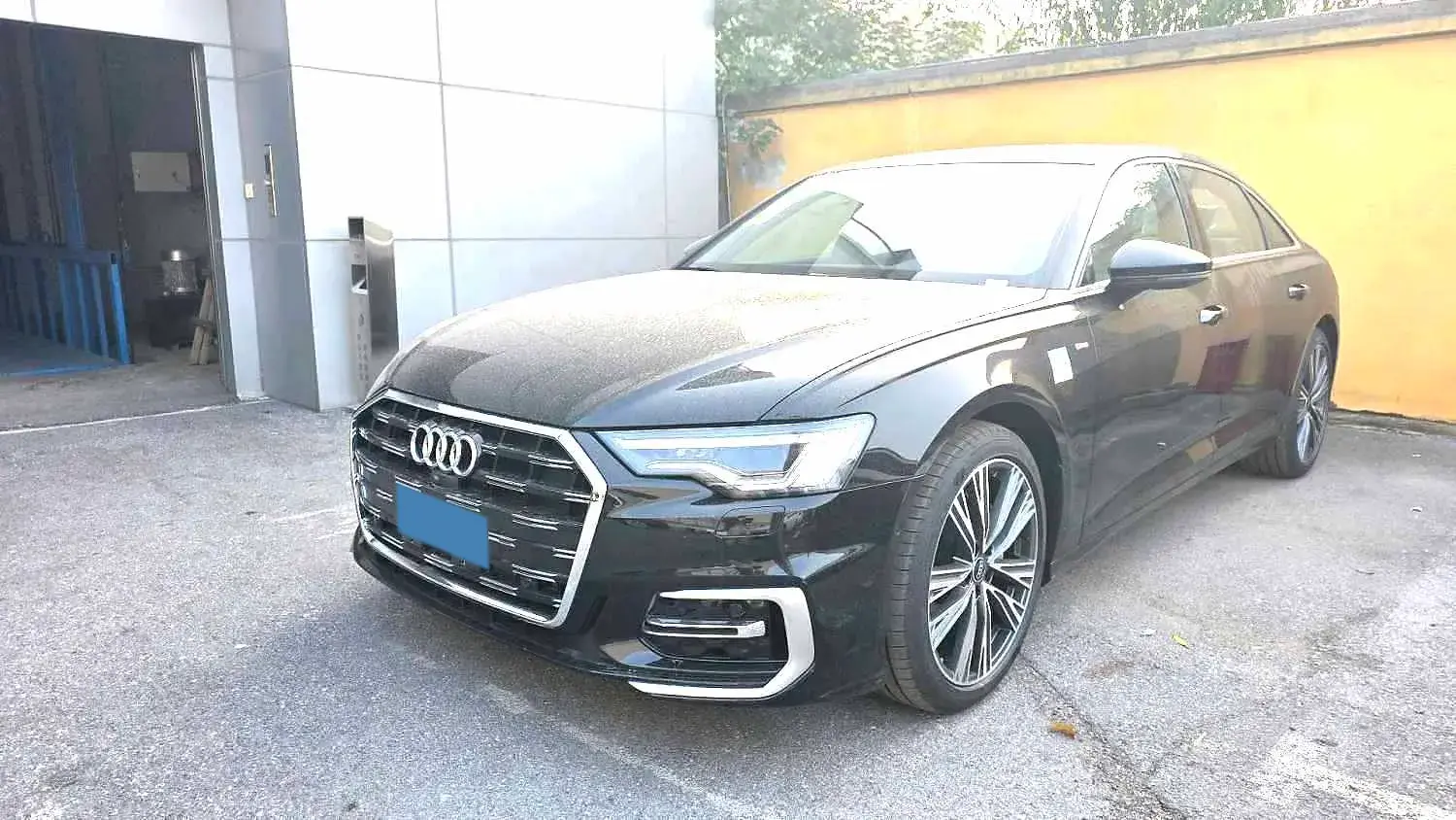 2025 AUDI A6L view 1
