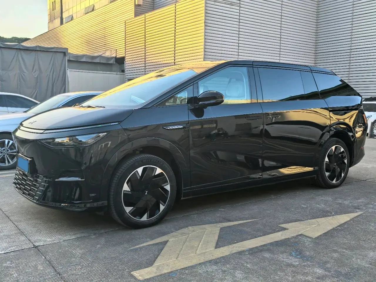 2024 XPENG X9 view 1