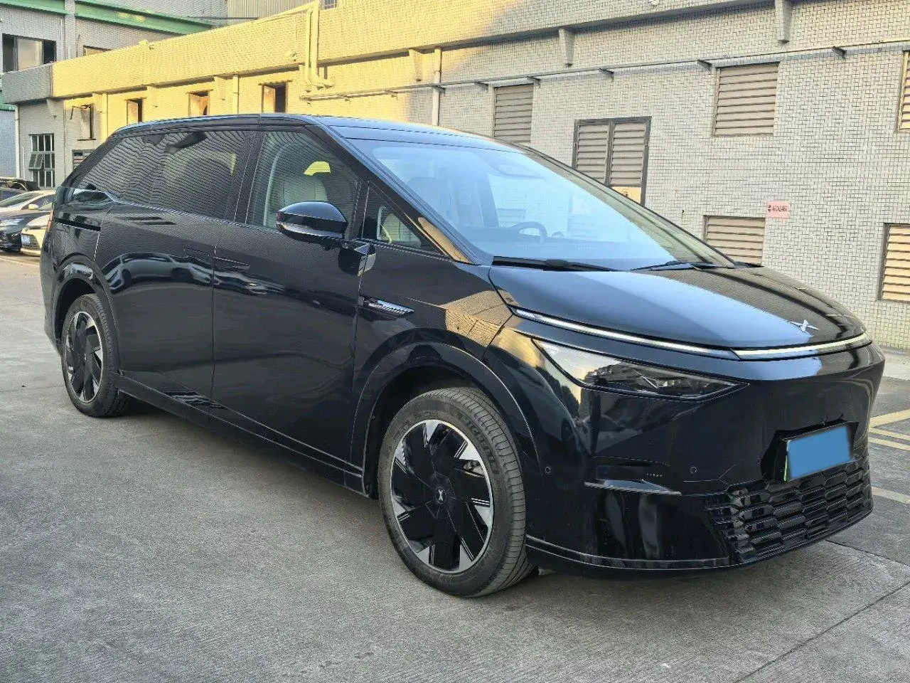 2024 XPENG X9 thumbnail 3