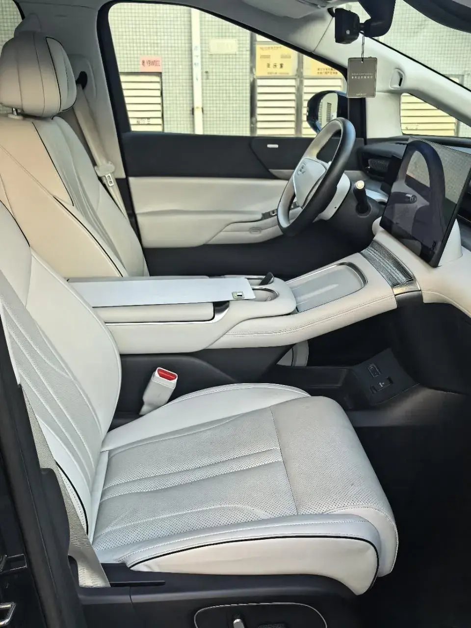 2024 XPENG X9 thumbnail 4