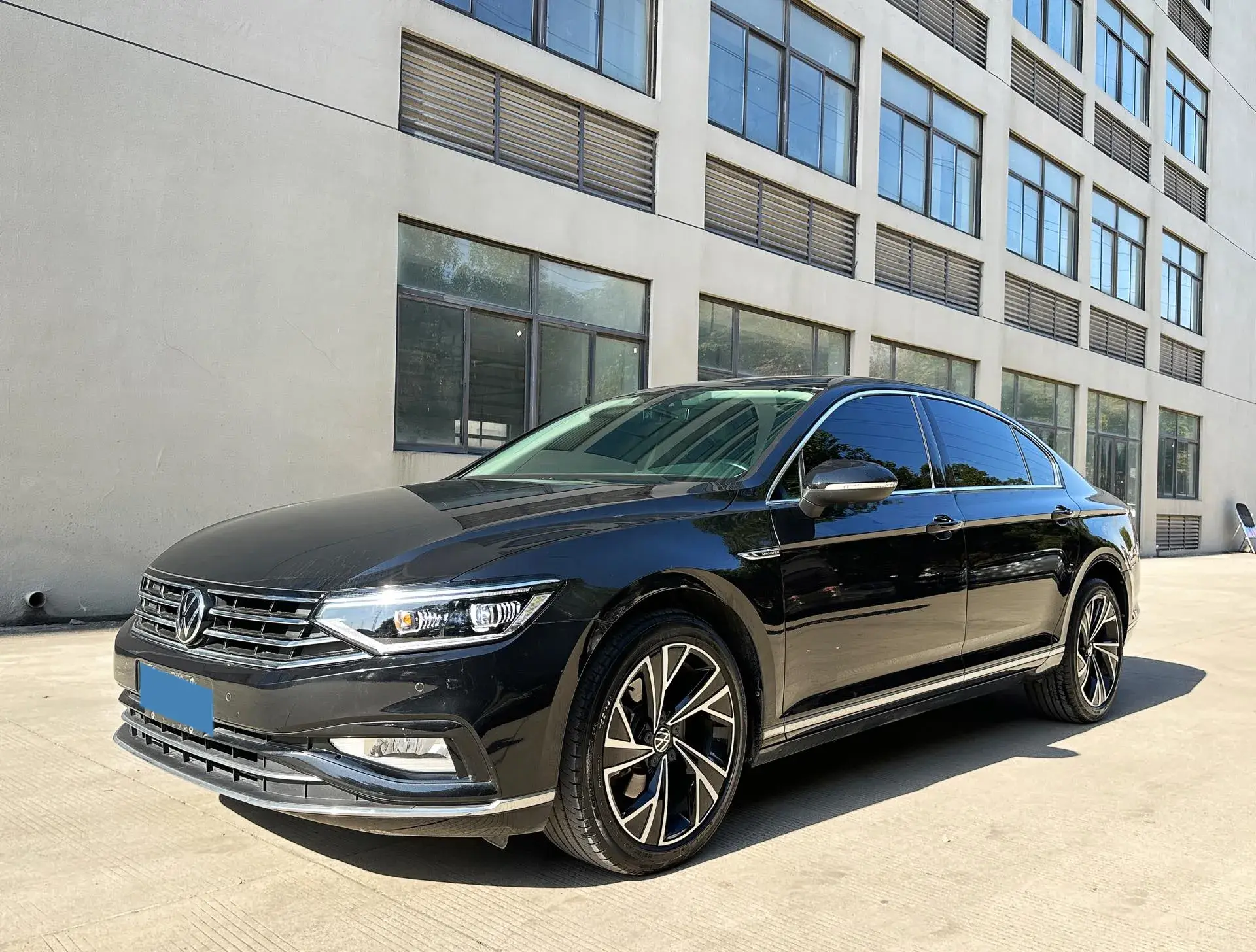 2021 VOLKSWAGEN MAGOTAN view 1