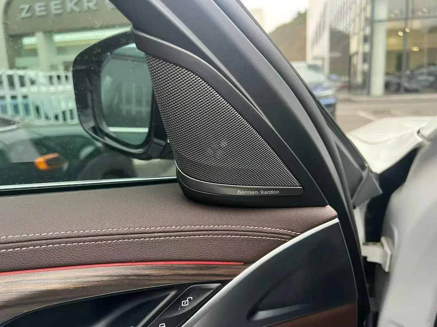 2020 BMW 5 thumbnail 4