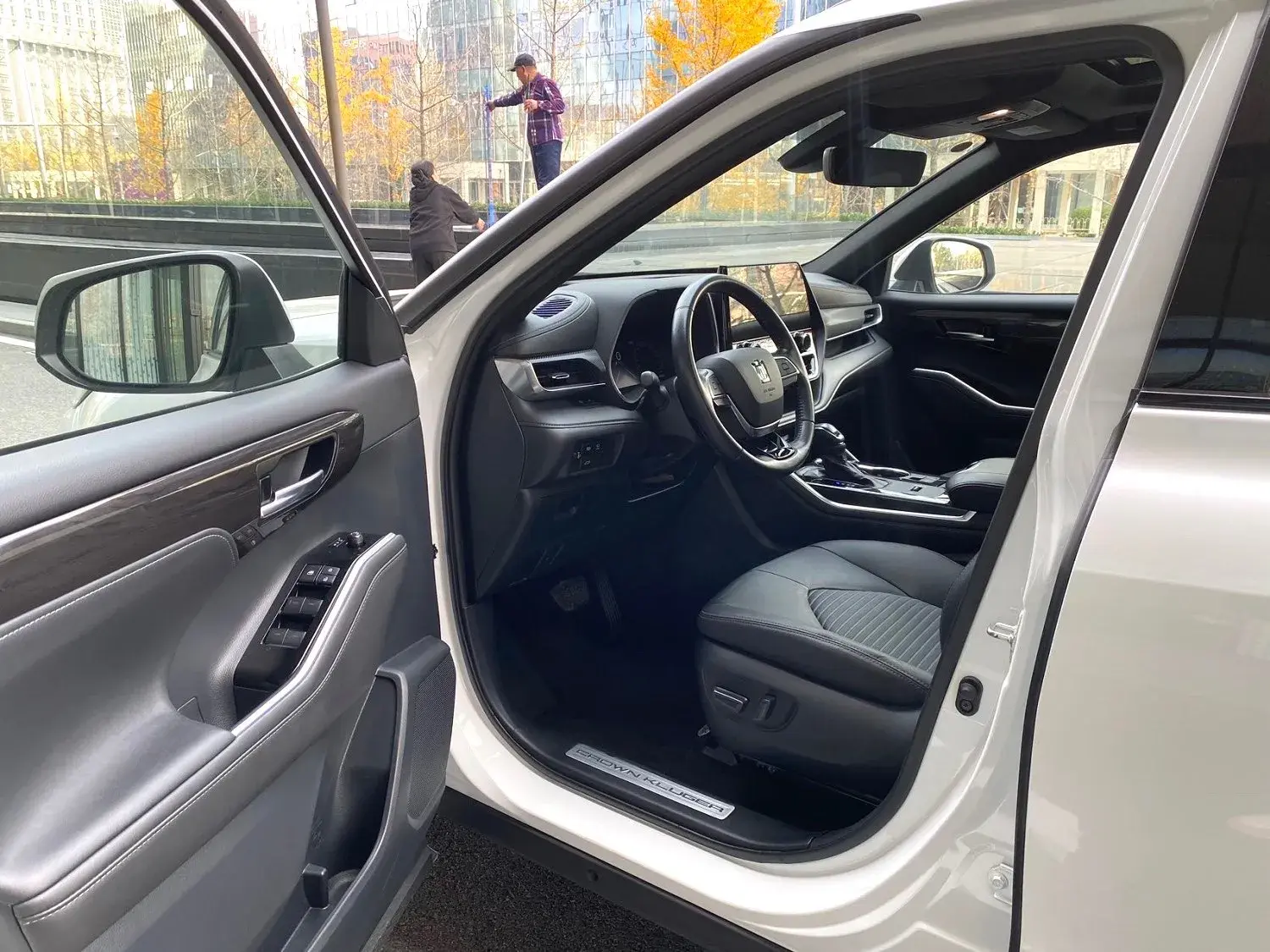 2021 TOYOTA CROWN thumbnail 4