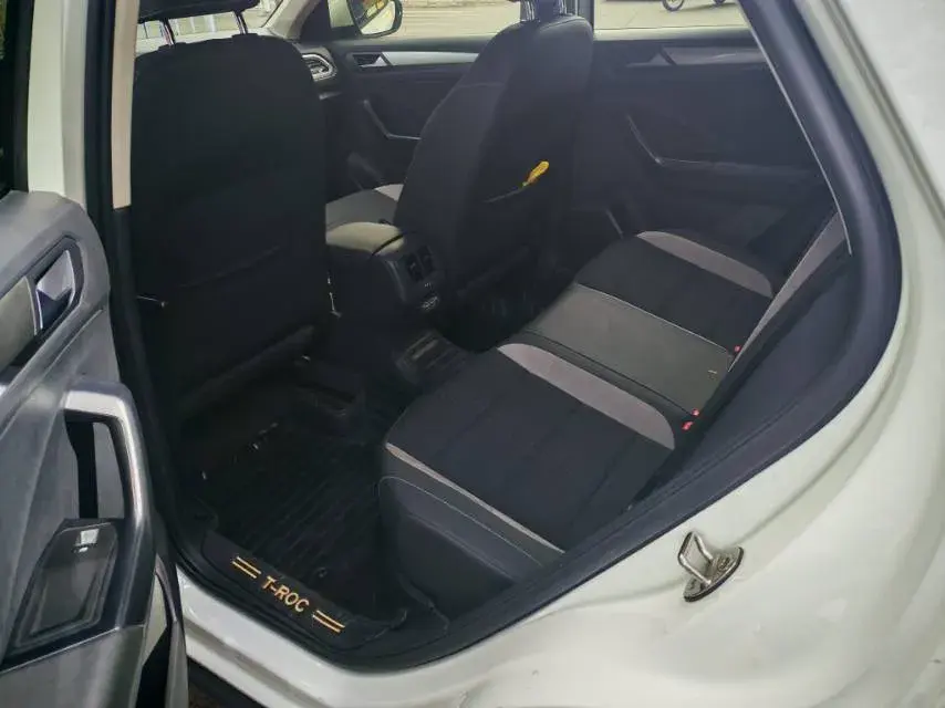 2018 VOLKSWAGEN T-ROC thumbnail 4